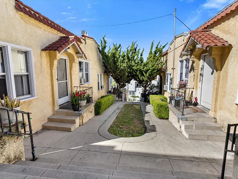 4854 1/4 Mascot St — Photo 1