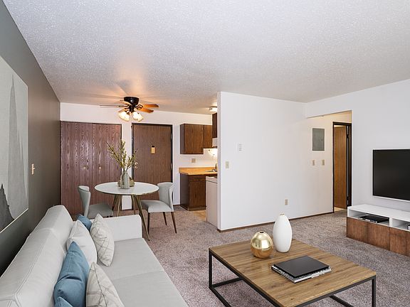 Fargo, ND Pacific Park 2 Apartments | 21B | Living