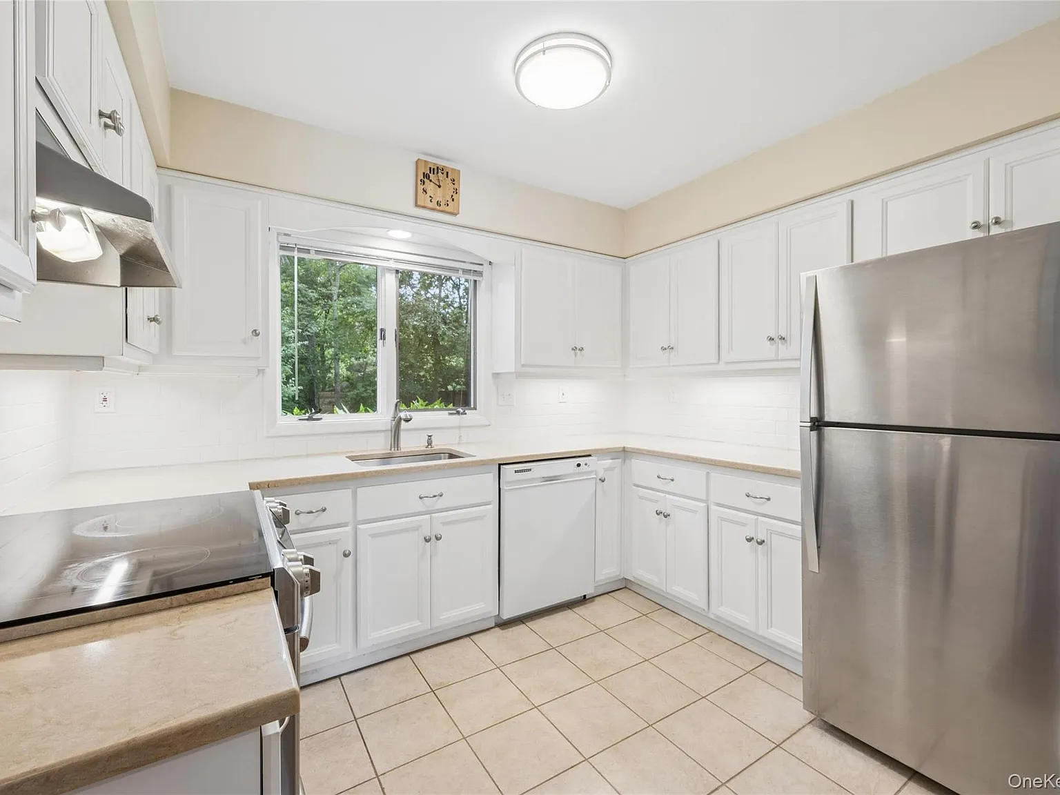 3 bed, 2.0 bath, 1371 sqft, $5,000 — Photo 3