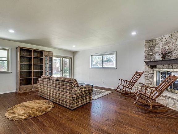 5th image of 919 Morey Peak Dr
