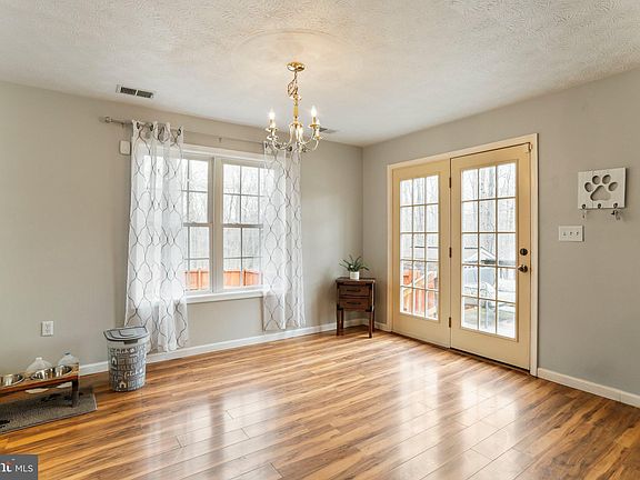 3rd image of 412 Winchester Dr