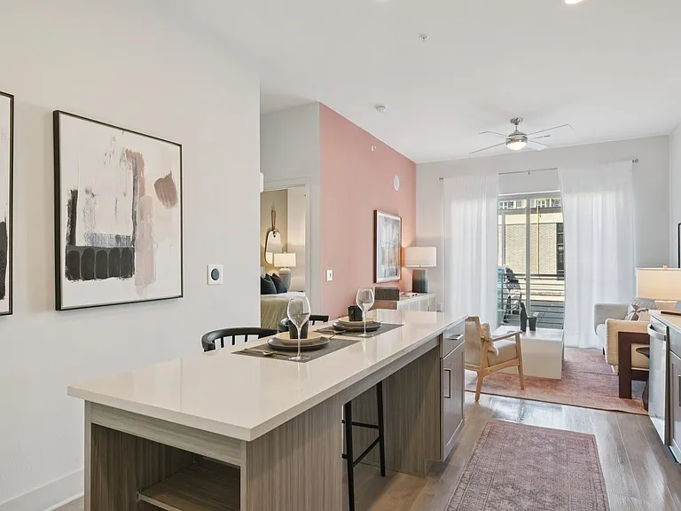Luxia Preston — Photo 9