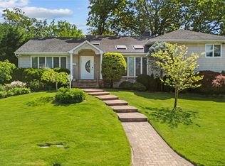 25 Belmont Dr W, Roslyn Heights, NY 11577