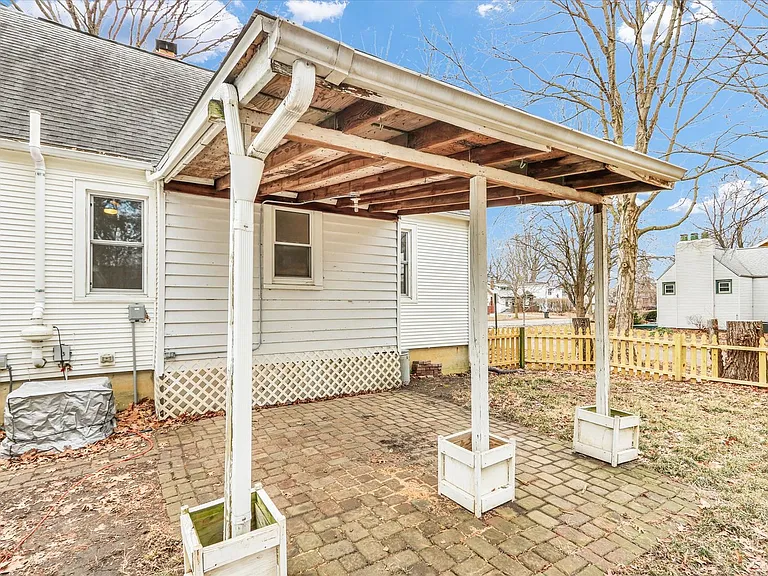 502 E Washington St — Photo 27