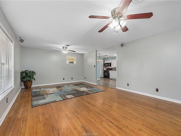 3rd image of 3909 Glenn Oaks Dr