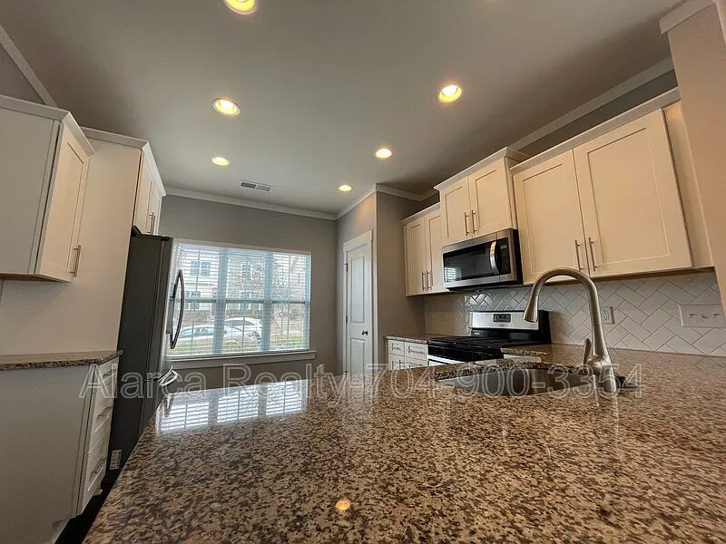 3 bed, 2.5 bath, 1700 sqft, $1,750 — Photo 3