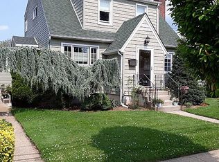 986 N 7th St, New Hyde Park, NY 11040
