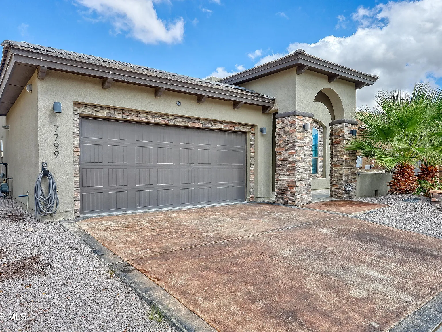 3 bed, 2.5 bath, 2041 sqft, $2,595 — Photo 2