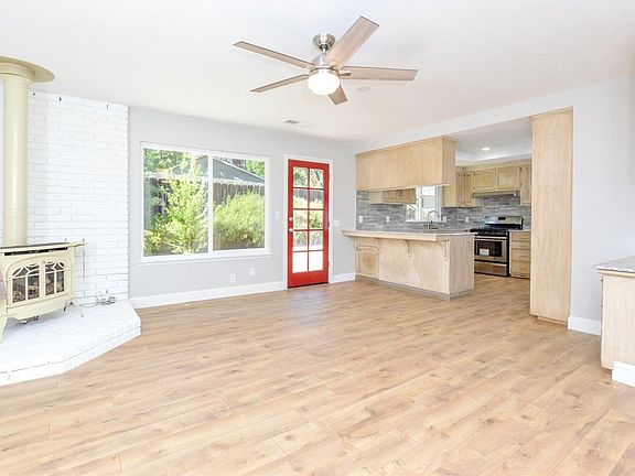 4th image of 46039 Beechwood Dr
