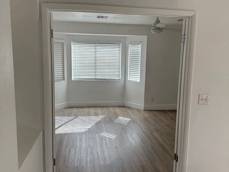909 Sparrow Ct — Photo 4
