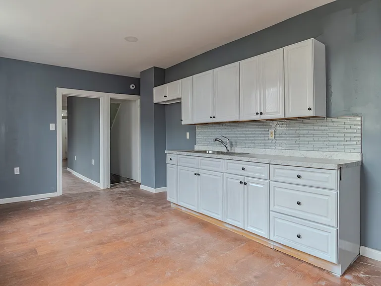 662 Salem Ave — Photo 4