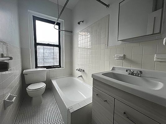 4th image of 3230 Steuben Ave #2C