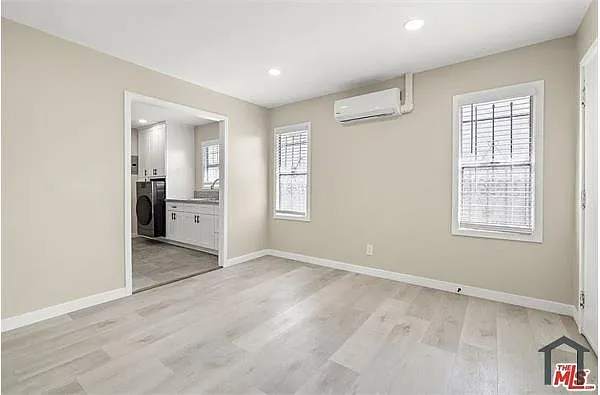 Building Photo - 717 W 75th St