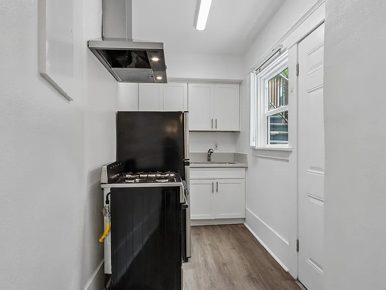 1145 E 1st St — Photo 13