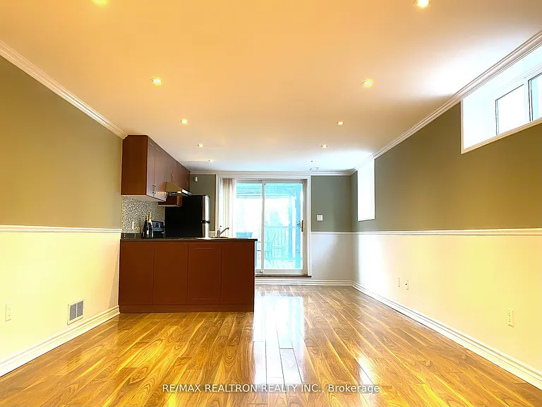 76 Clansman Blvd #LOWER — Photo 9