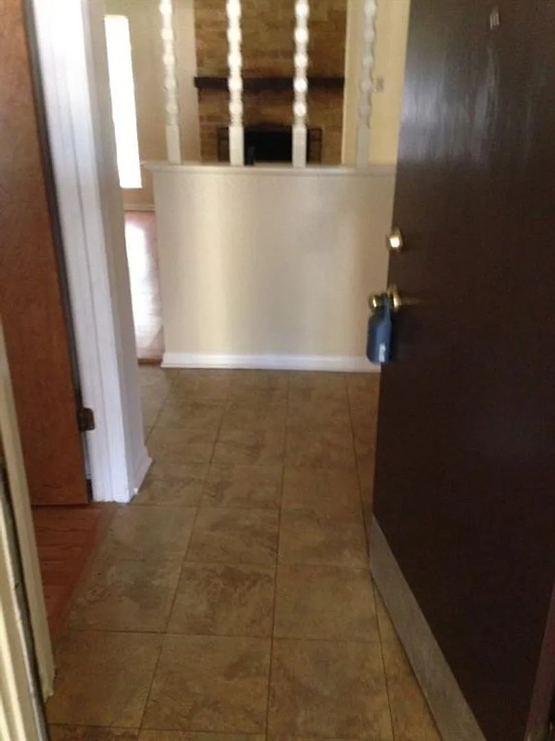 Glenda Dr.1305 — Photo 2