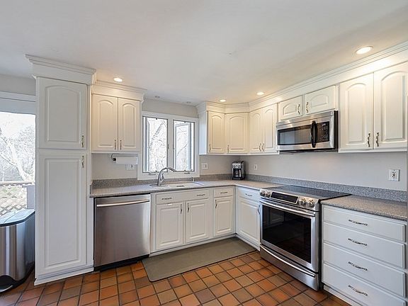 5th image of 477 Hartford St