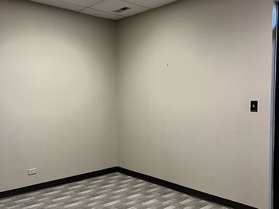 5th image of 558 Main St