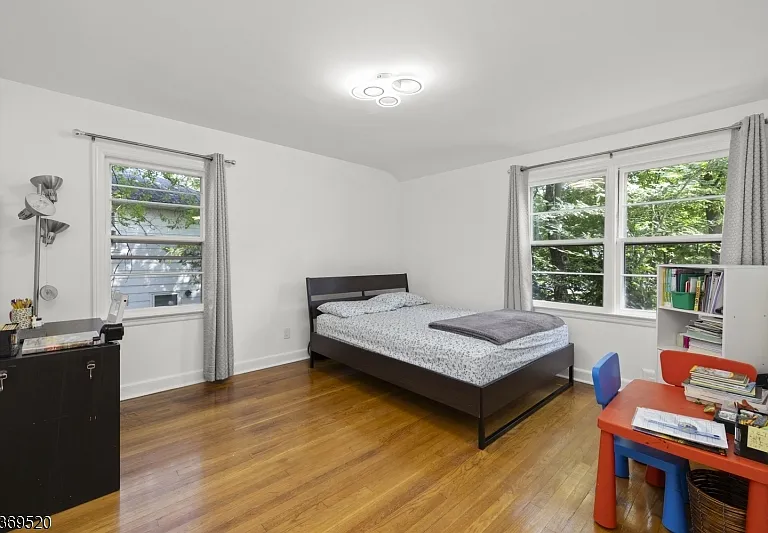 400 Hobart Ave — Photo 11