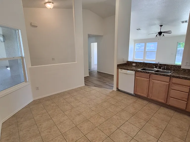 217 Midvale Ave — Photo 7