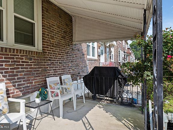 4th image of 1042 Tremont Dr