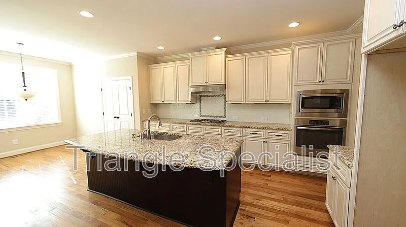 4 bed, 3.0 bath, 3754 sqft, $4,000 — Photo 4