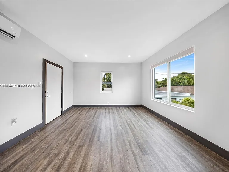 1020 SW 23rd Ave #4 — Photo 5