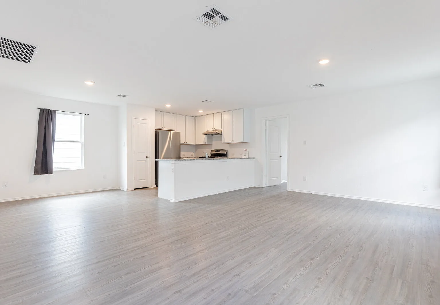 3 bed, 2.0 bath, 1450 sqft, $1,300 — Photo 4