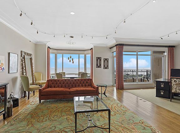 5th image of 2550 N Lakeview Ave #S20-6