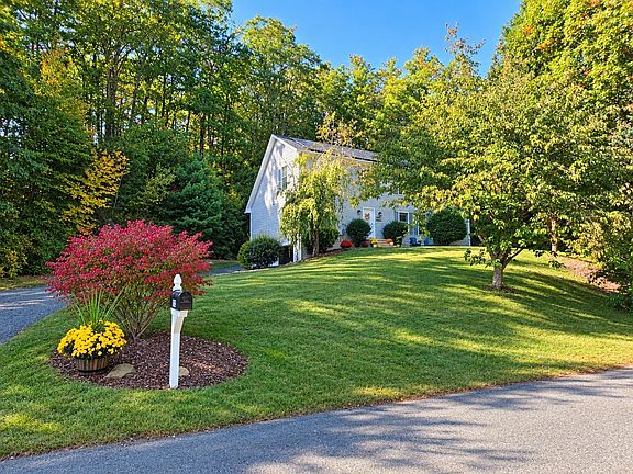 3rd image of 115 Farm Pond Rd