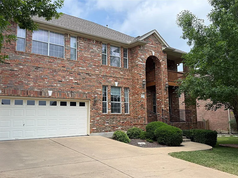10700 Pointe View Dr — Photo 2