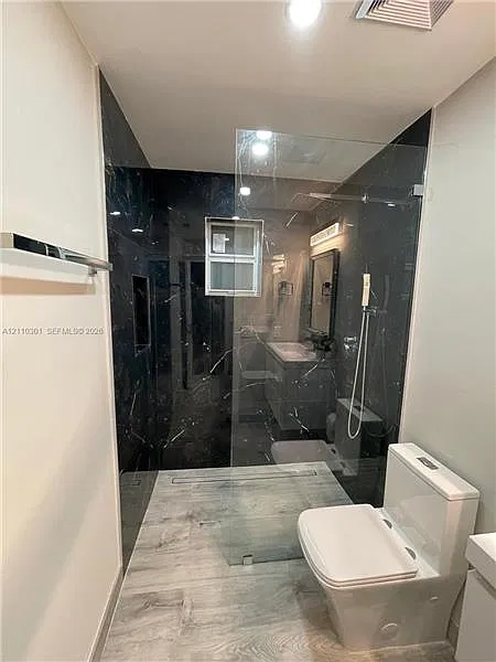 4 bed, 1900 sqft, $5,800 — Photo 2