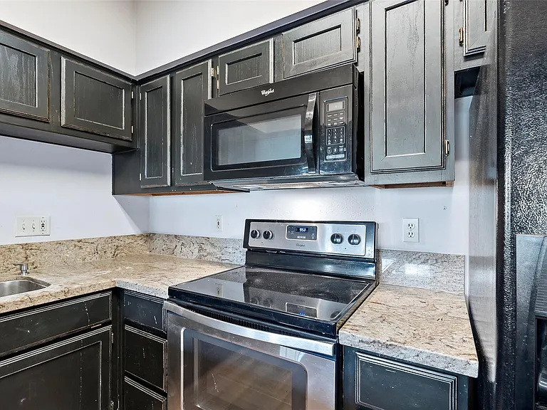 3122 Camelot Dr #33 — Photo 12