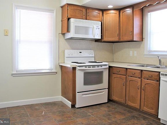 3rd image of 2300 Wyndhurst Ct