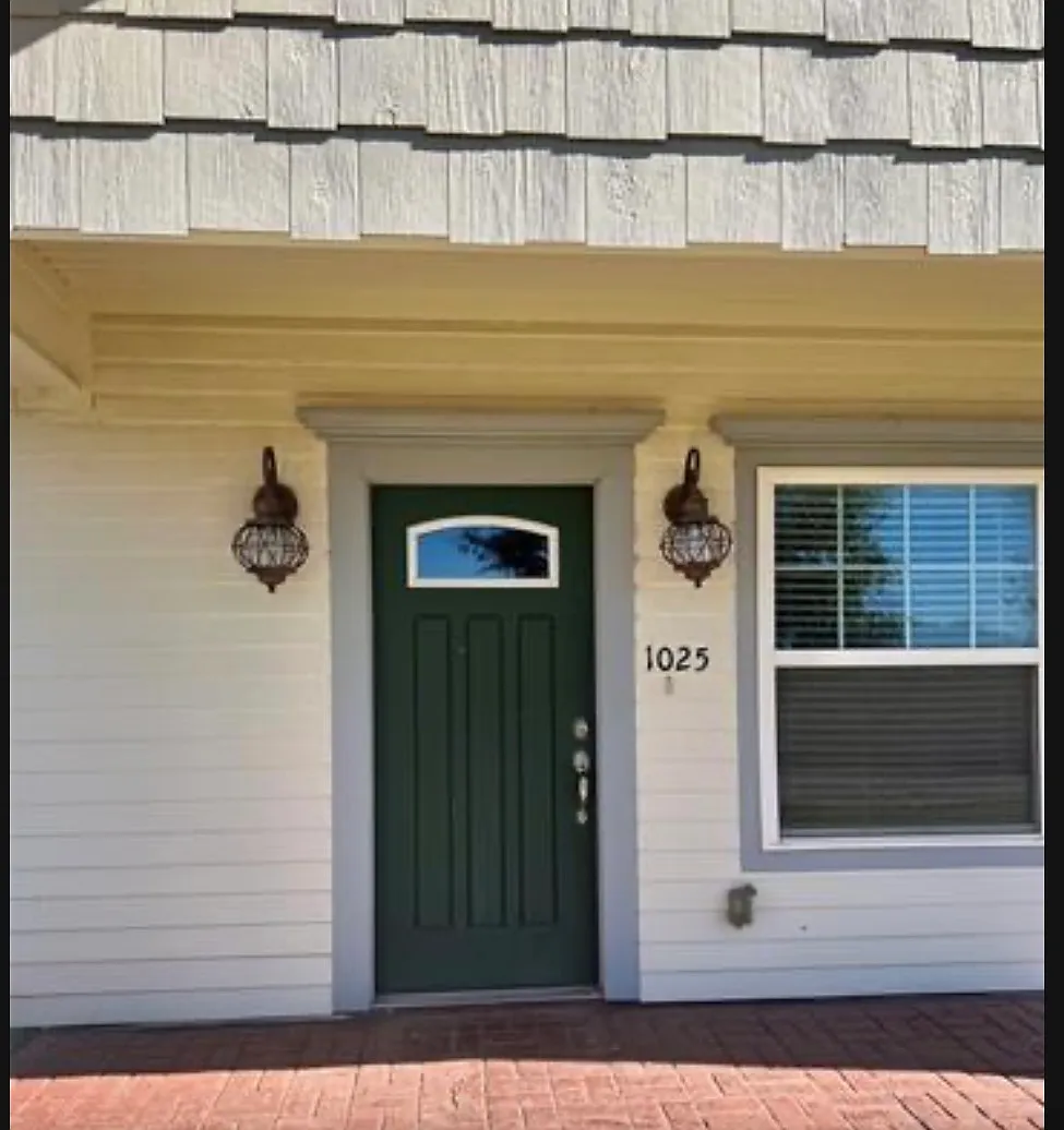3 bed, 1598 sqft, $2,500 — Photo 2