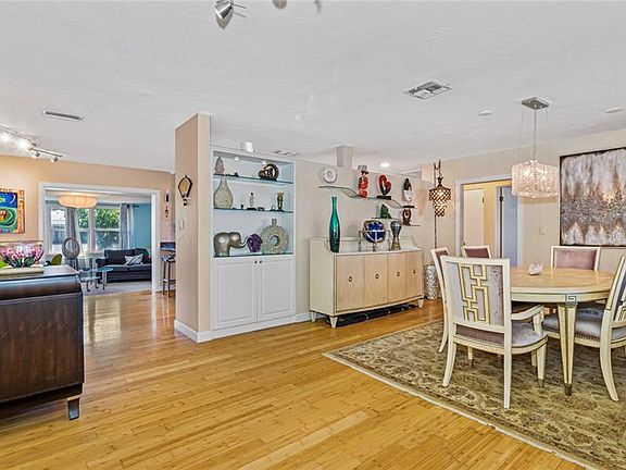 5th image of 1028 41st Ave NE