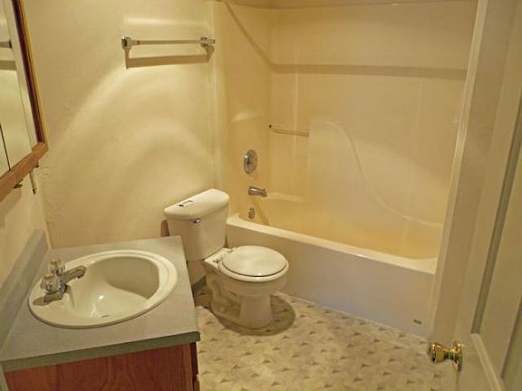 5th image of 960 Anderson Ln APT 3