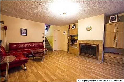 5th image of 131 Carlyle Grn