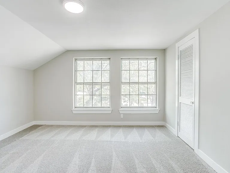 802 Sutton Ct — Photo 30