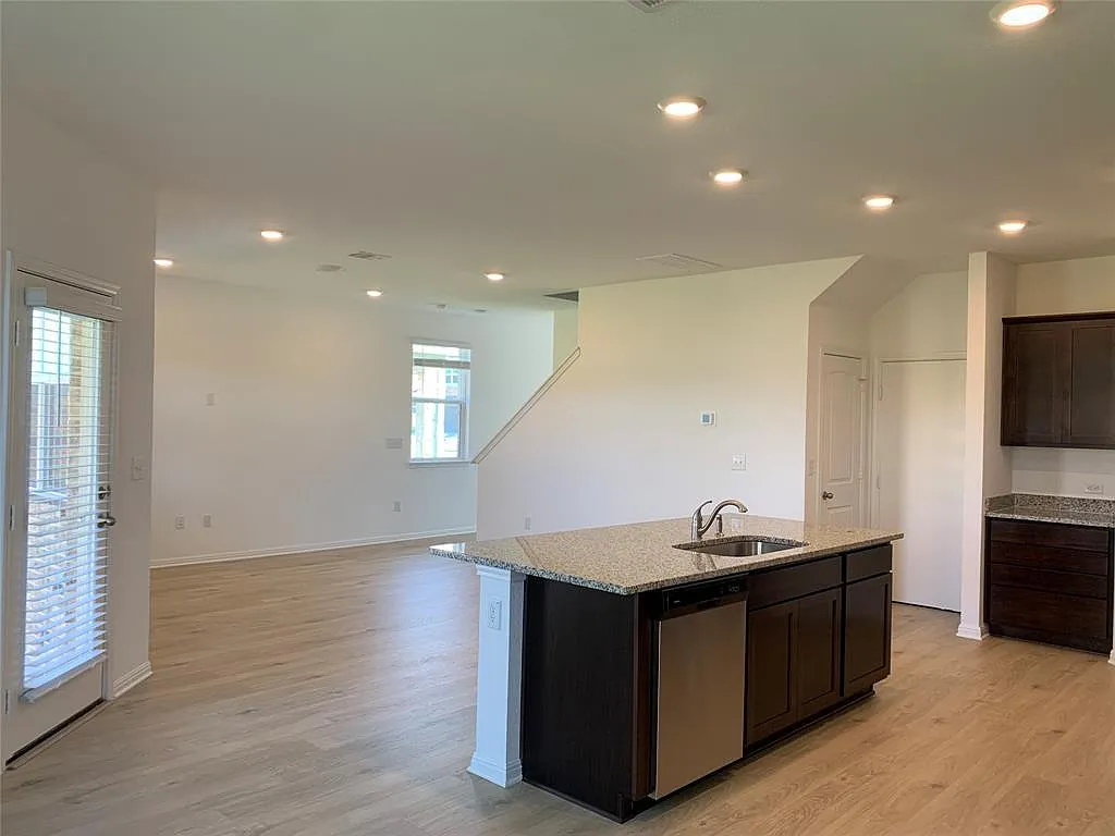 3 bed, 2.5 bath, 1934 sqft, $1,850 — Photo 4