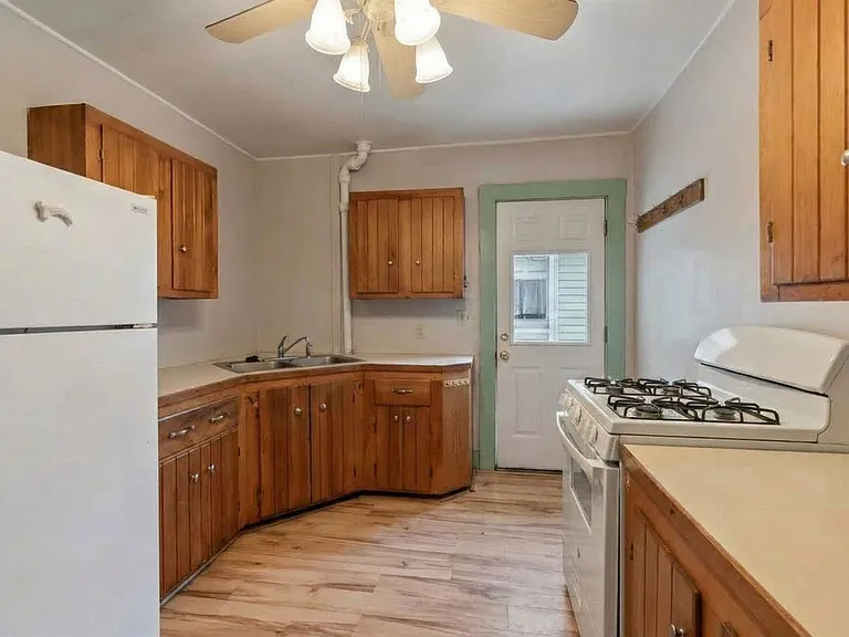 30-32 Sherman St - Lakefront Living, Right in the Heart of Burlington — Photo 12