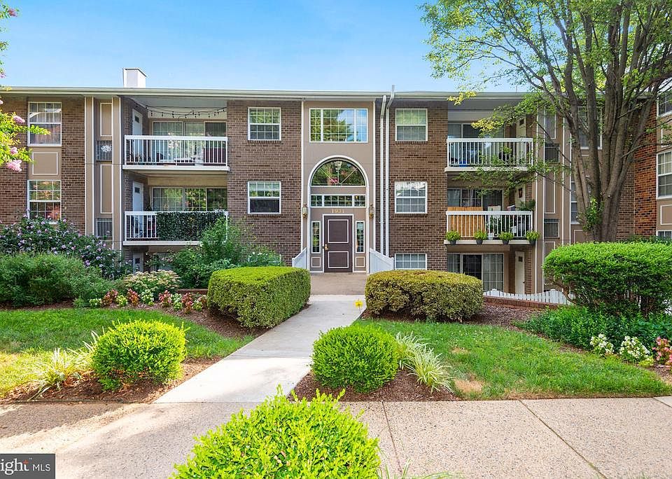 Exterior - Beautifully Landscaped Lawn & Gardens!
