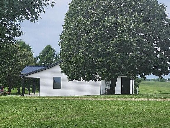 4th image of 305 R Sharon Rd