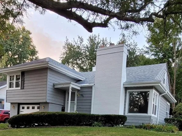 321 W Roosevelt St, Freeport, IL 61032