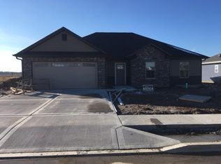 927 Lois Dr, Centralia, MO 65240