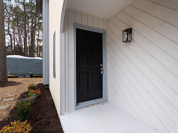 4th image of 6001 Applewood Ln