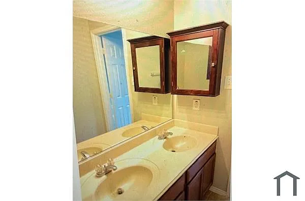 Building Photo - 604 Poncho Ln