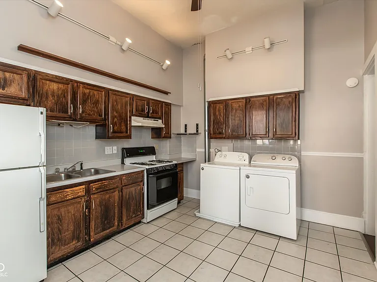 77 E Jefferson St — Photo 8