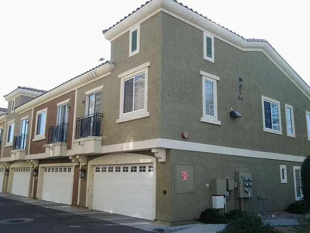 $0 First Month! Spacious 2BR/2.5BA Gated Townhome w/ 2-Car Garage & Pool — Photo 4
