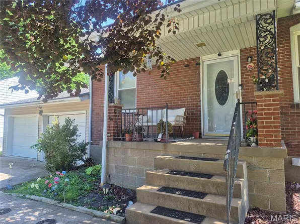 24 S 38th St, Belleville, IL 62226